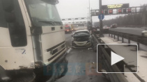 Тягач врезался в отбойник на КАД из-за тормозящей легковушки