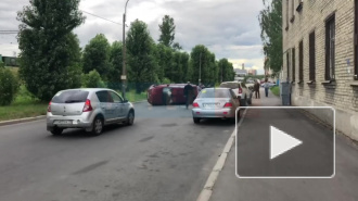 Видео: в центре города перевернулась красная иномарка 