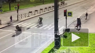 Момент жесткого столкновения мотоциклиста и велосипедиста на Ленинском попал на видео