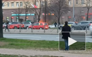 На Бухарестской улице полыхал автомобиль Lada