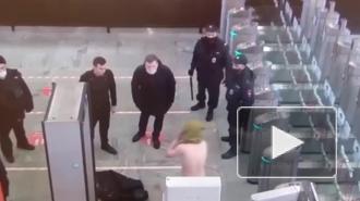 На станции московского метро задержали мужчину при попытке совершить суицид