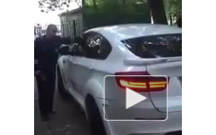 Сотрудник ДПС в Москве не смог разбить стекло бронированного BMW X6 