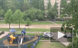 Петербуржцы сняли на видео как по затопленной улице Маршала Захарова плывет машина