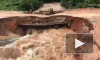 Видео: в Камбодже во время наводнения под мотоциклистами обвалился мост