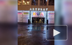 В Новогоднем книжном салоне в ARTPLAY всю ночь перед открытием раскладывали книги