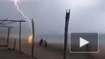 Появилось видео удара молнии в двух людей на пляже ...