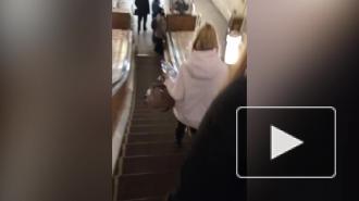 Эскалатор на станции метро "Нарвская" остановили из-за девушки в длинном платье