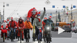 По Петербургу пронеслись Деды Морозы и Снегурочки на двух колесах