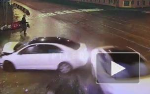 Видео: две белые иномарки не уступили друг другу на Рижском проспекте