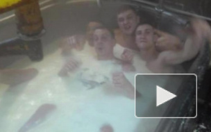 В Омске работники сырной фабрики купаются в молоке