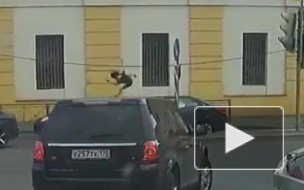 Видео: роллера жестко сбила машина на Обводном канале