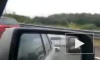 Видео: в Петербурге водитель иномарки проехался с открытым капотом