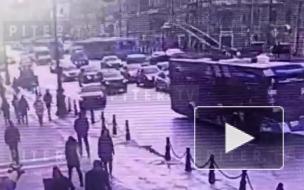 В тройном ДТП на Невском проспекте иномарка помяла ограждение