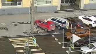 В Петроградском районе на автомобиль рухнул дорожный знак