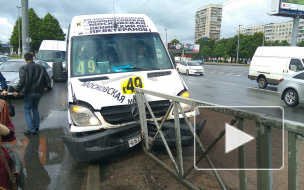 Страшные новости из Петербурга: маршрутка с людьми протаранила забор на Народной