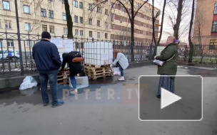 Видео: петербуржцы не успели набрать бесплатного антисептика на Бумажной