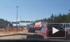 Грузовик рассыпал кирпичи на КАД у развязки с Колтушским шоссе