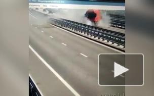 Видео: Фура с щебнем пробила ограждение на Крымском мосту и вылетела на встречку