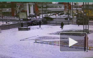Видео: в Колпино легковой автомобиль перевернулся на скорости