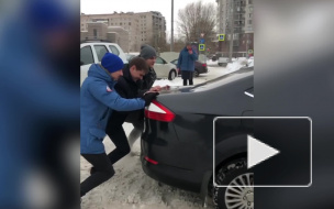Появилось видео того, как депутат Боярский вытаскивал свою машину из снежного плена на Ваське