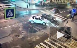 Видео: две легковушки "прижали" друг друга на перекрестке Моховой и Пестеля
