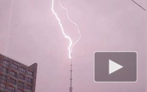 Очевидцы сняли на видео удар молнии в Останкинскую телебашню