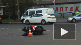На углу Ланского шоссе и Новосибирской улицы иномарка сбила скутер