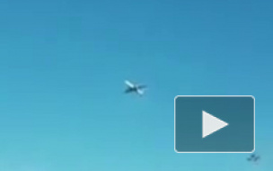 Видео: В небе у аэропорта Внуково завис самолет