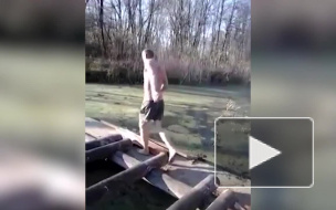 Вирусный ролик: мужчина пытался поплавать в заросшем пруду