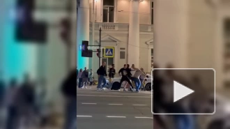 Массовая драка на Невском проспекте в Петербурге попала на видео