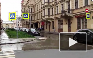 В Столярном переулке лопнула труба: вода заливает  дорогу