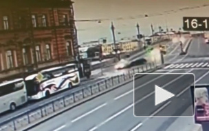 Появилось видео серьезного ДТП с такси и иномаркой у Благовещенского моста