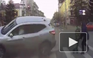 Видео из Красноярска: Хорошая реакция женщины спасла жизнь ребенку