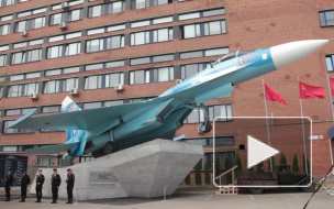 Огромный истребитель СУ-27 приковал внимание жителей Приморского района