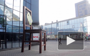 Гигантский стул в Купчино напугал и возмутил местных жителей