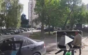 Видео: В Москве угонщик переехал владельца машины и ударил полицейского 