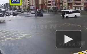 Авария с участием Skoda и маршрутки на перекрёстке Богатырского и Коломяжского проспектов попала на видео