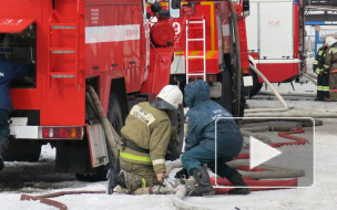 Серьезный пожар произошел утром в здании завода в Центральном районе Петербурга