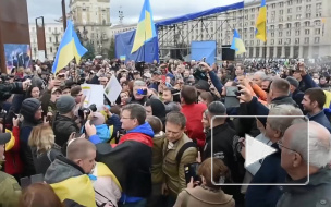 У офиса президента Украины – митинг против разведения сил в Донбассе