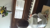 Трой играет на пианино