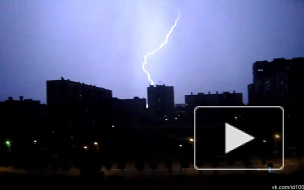 Молния ударила в ЛЭП и оставила петербуржцев без электричества