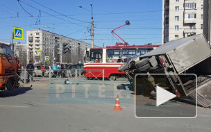 "Газель" завалилась на бок на пересечении проспекта Луначарского и Художников