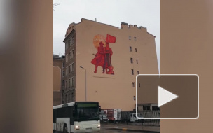 Панно "Рабочий и Красноармеец" ожило на стене дома в Петербурге