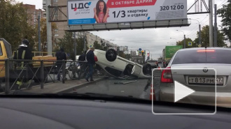 Видео: После массового ДТП на Пискаревском перевернулись две машины