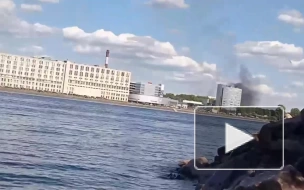 Петербуржцы сняли на видео клубы черного дыма рядом с Октябрьской набережной