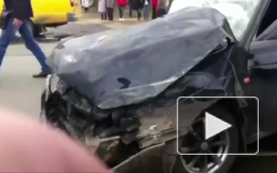 Два грузовика жестко столкнулись на КАД, топливо смывали с проезжей части пожарные