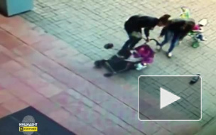 В Кемерово мать уронила ребенка в коляске лицом в асфальт, крепко держа телефон