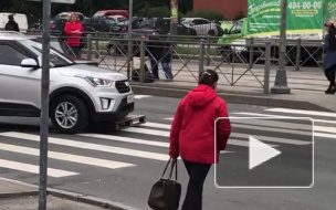 На Луначарского мужчина угрожал женщине в машине мусоркой и наказанием свыше