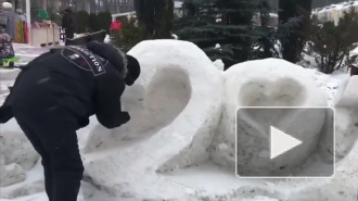 Видео из Красноярска: коммунальщики красят снег белой краской
