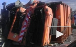 В Петербурге мусоровоз упал на проезжающую мимо Шкоду 